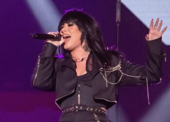 Censuran a Demi Lovato en el Reino Unido por sexualizar la crucifixión