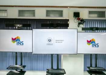 MINSAL entrega equipos informáticos para capacitaciones del INS