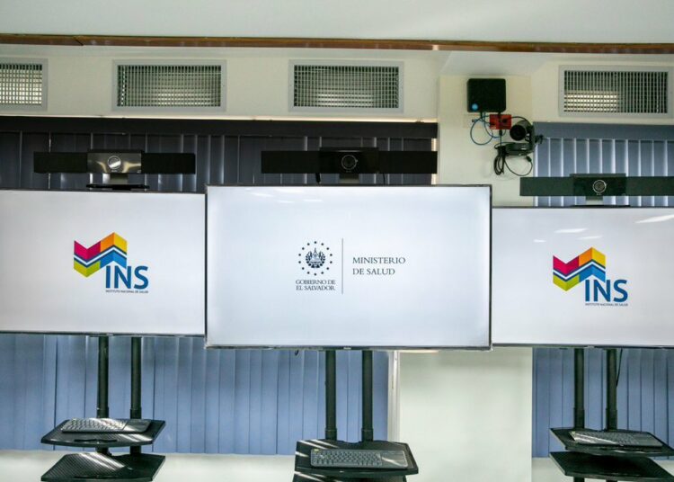 MINSAL entrega equipos informáticos para capacitaciones del INS