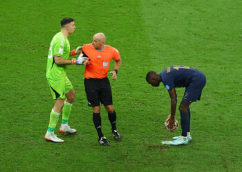 FIFA modificaría el reglamento para evitar que haya interferencias en los penales