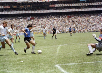 Volverán a subastar la pelota con la que Maradona marcó el Gol del Siglo y la Mano de Dios