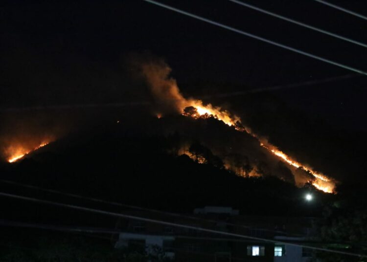 Se genera fuerte incendio en las faldas del volcán de San Salvador que amenaza alcanzar las viviendas de la zona