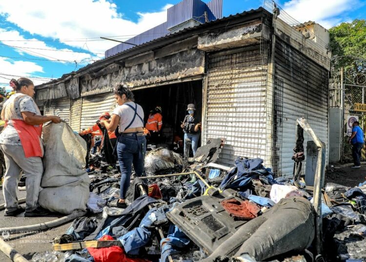 Bomberos extinguen incendio en tienda de ropa del centro de San Salvador