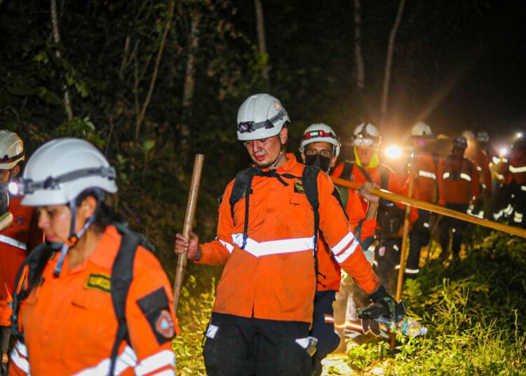 Cuerpo de Bomberos logró controlar incendio en las faldas del volcán de San Salvador