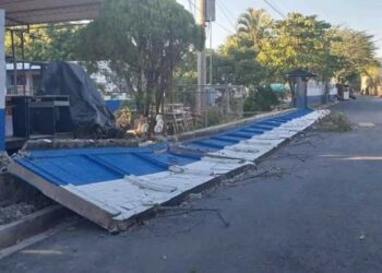 Muro de centro escolar en Ahuachapán colapsa tras temblor de 5.1 grados esta tarde