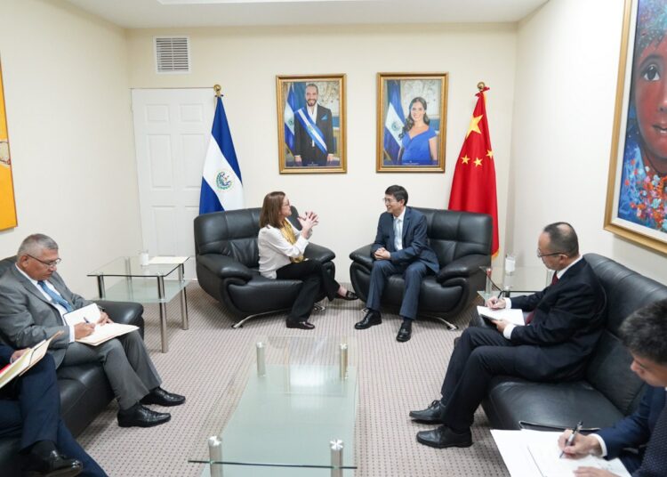 Cancillería recibe cartas credenciales de nuevo embajador de China en El Salvador