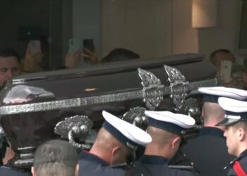 El féretro de Pelé llega al cementerio para recibir sepultura