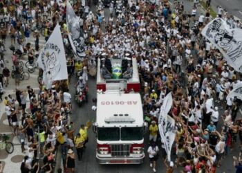 El cortejo fúnebre de Pelé recorre las calles de Santos antes de recibir sepultura