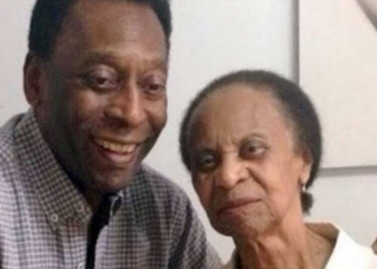 La hermana de Pelé reveló que su madre no sabe que su hijo murió