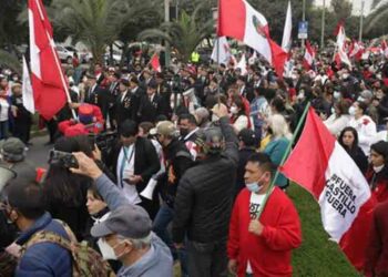 Peruanos marchan por la paz mientras país espera más protestas tras destitución de Castillo