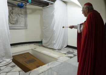 Tras ceremonia inédita, el cuerpo de Benedicto XVI ya reposa en la antigua tumba de Juan Pablo II