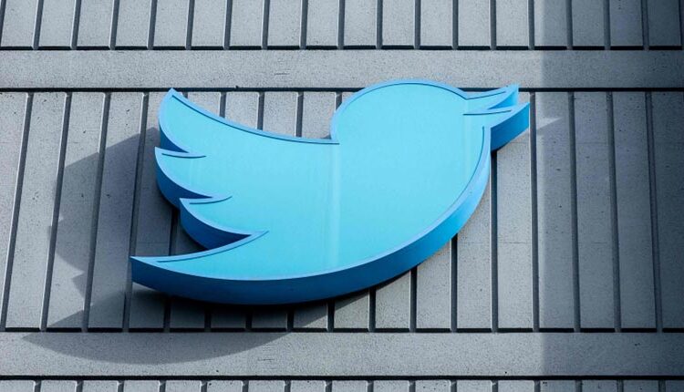 Los ingresos diarios de Twitter caen un 40 % y más de 500 grandes anunciantes dejan la plataforma