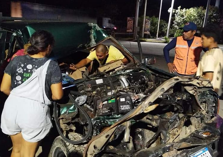 Persona queda atrapada entre los hierros del vehículo tras aparatoso accidente
