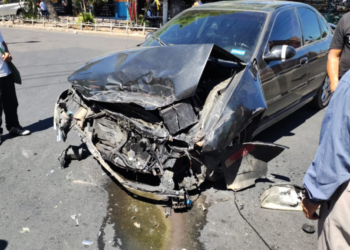 Conductor pierde el control y choca con otro vehículo en San Salvador