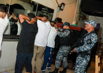 Autoridades policiales realizan inspección en bares y discotecas de El Salvador