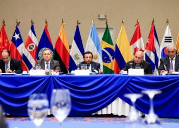 Vicepresidente Félix Ulloa participa en una reunión con la agrupación de jefes de misión acreditado en el país