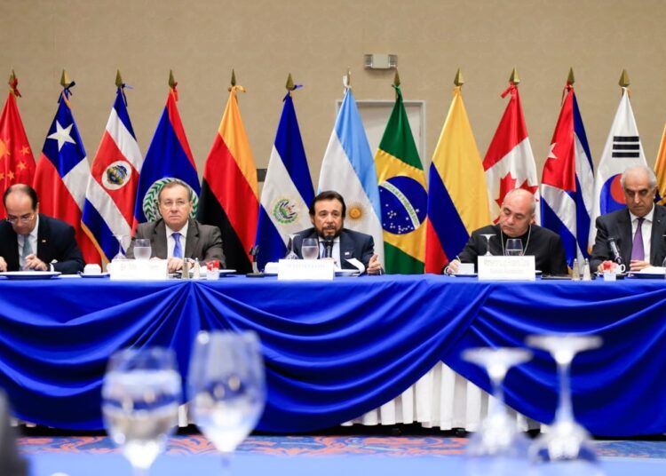 Vicepresidente Félix Ulloa participa en una reunión con la agrupación de jefes de misión acreditado en el país