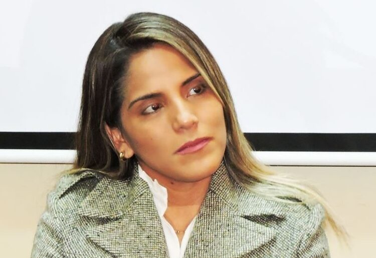 Fiscalía de Bolivia investiga a hija de expresidenta Áñez por lavado de dinero