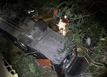 En Brasil un bus que trasladaba a un equipo juvenil de fútbol cayó de un puente y murieron cuatro personas