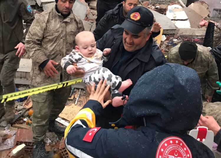 (IMÁGENES FUERTES) Más de 900 muertos y miles de heridos en Turquía y Siria tras un terremoto de magnitud 7,8