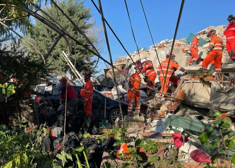 Rescatan con vida a cinco miembros de una familia atrapada en los escombros de un edificio en Turquía