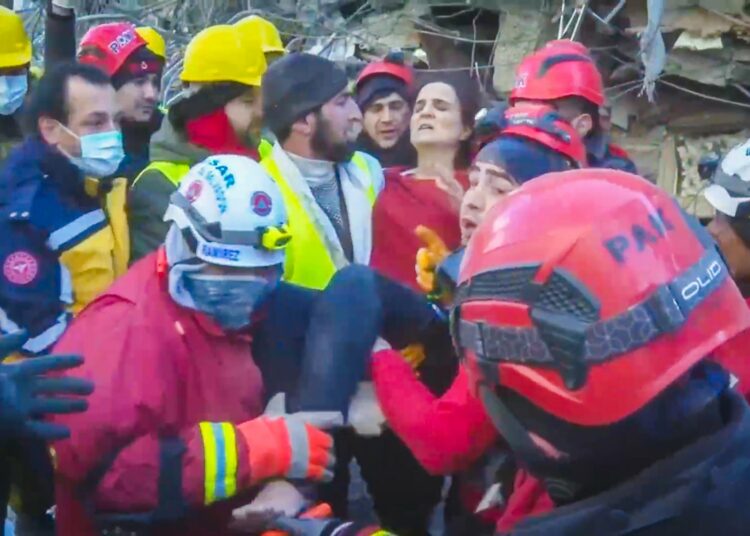 VIDEO | Grupo USAR El Salvador rescata con vida a un niño y una mujer entre los escombros en Turquía