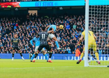 El Manchester City derrotó al Aston Villa y quedó a tiro del líder Arsenal en la Premier League