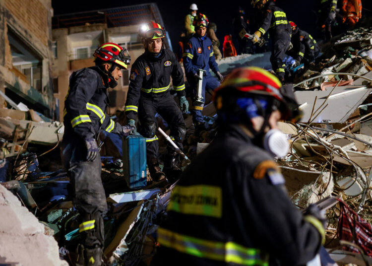 Rescatan a una mujer que sobrevivió 177 horas entre los escombros tras el terremoto en Turquía que ha dejado 35 mil muertos