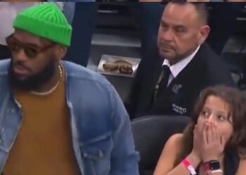 La divertida reacción de una niña al ver que LeBron James se sentó a su lado