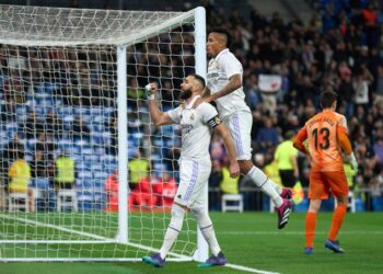 El Real Madrid aplasta al Elche 4-0 para ponerse a 8 puntos del Barcelona