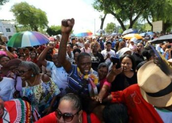(VIDEOS) Miles de manifestantes saquearon la capital e irrumpieron en el Parlamento exigiendo la renuncia del Presidente de Surinam
