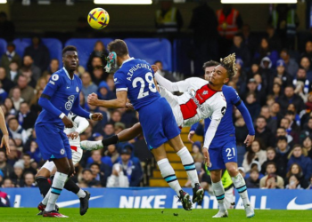 (VIDEO ) César Azpilicueta jugador del Chelsea recibe un escalofriante golpe en el rostro y es trasladado al hospital