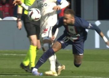 Neymar sufrió una lesión en el tobillo y fue retirado en camilla en el partido ante el Lille