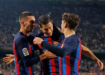 Barcelona se hace fuerte en casa, gana a Cádiz 2-0 y se afianza en el liderato