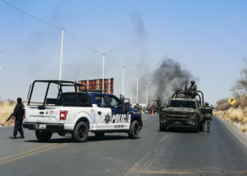 Grupos del crimen organizado bloquearon carreteras y quemaron autos en el estado mexicano de Zacatecas