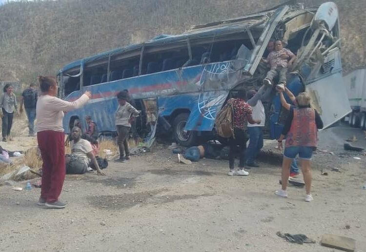 Al menos 15 muertos al accidentarse un autobús con migrantes en México