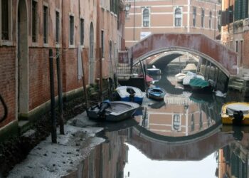 Los canales de Venecia están secos y las góndolas no pueden circular debió a varios fenómenos naturales en Italia