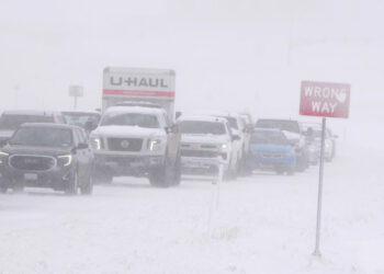 Tormentas invernales dejaron vuelos cancelados, fuertes nevadas y miles de hogares sin luz en Estados Unidos