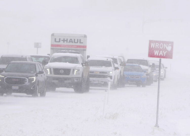 Tormentas invernales dejaron vuelos cancelados, fuertes nevadas y miles de hogares sin luz en Estados Unidos