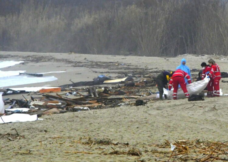 Al menos 40 migrantes murieron tras el naufragio de una embarcación en la costa de Italia