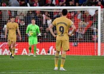 El Barcelona cae en Almería y mantiene abierta la Liga