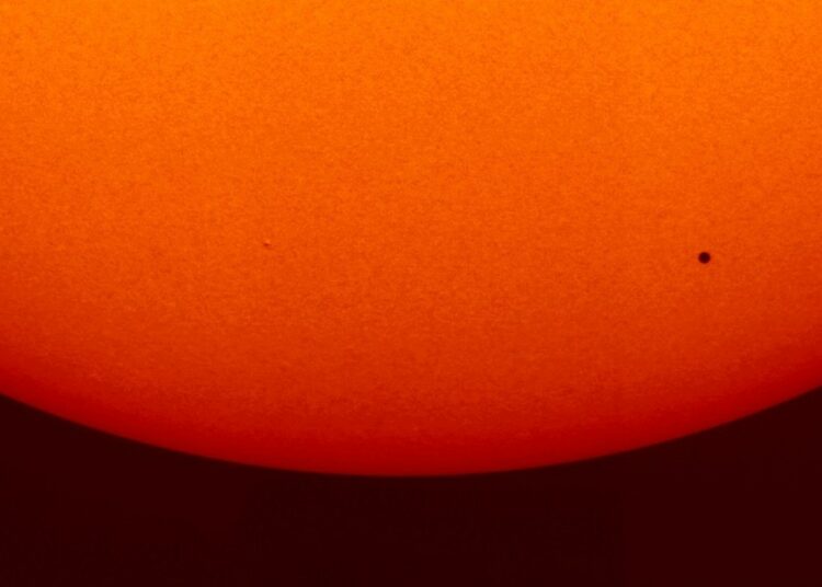 (VIDEO) La NASA graba el espectacular paso de Mercurio frente al Sol