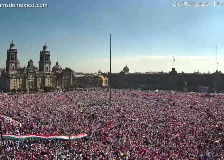 (VIDEO) En México decenas de miles protestaron contra la reforma electoral de AMLO