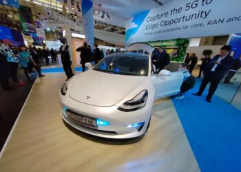 Tesla presentó en el Mobile World Congress el auto eléctrico para la policía