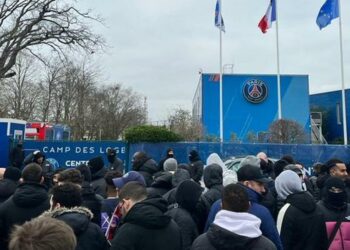 Un grupo de aficionados del PSG se hizo escuchar y reclamó con silbidos el desempeño del equipo parisino