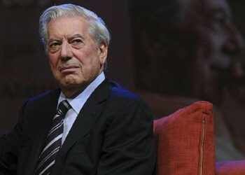 El peruano Mario Vargas Llosa es el primer escritor de habla hispana en ingresar en la Academia Francesa