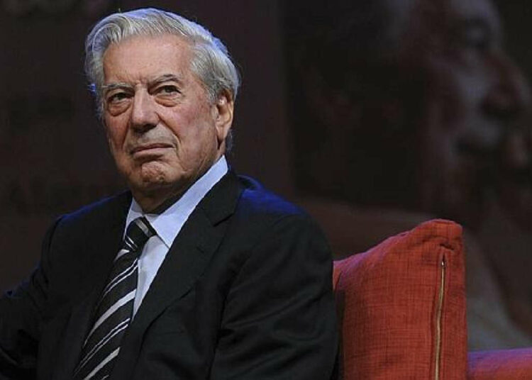 El peruano Mario Vargas Llosa es el primer escritor de habla hispana en ingresar en la Academia Francesa