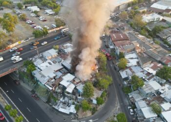 Bomberos controla incendio en la comunidad Emmanuel, en San Salvador