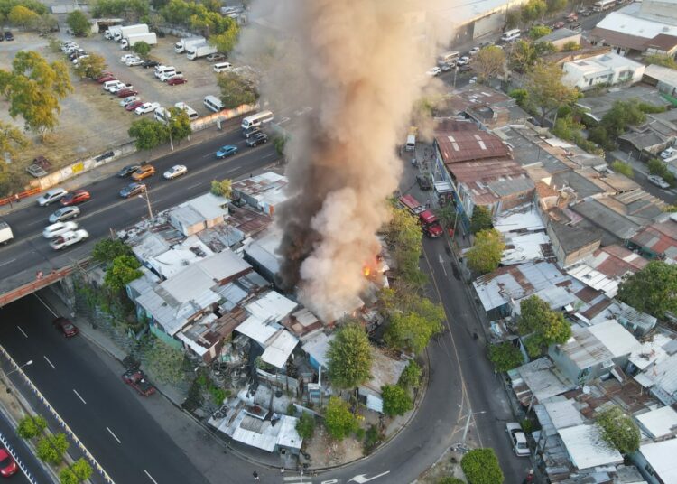 Bomberos controla incendio en la comunidad Emmanuel, en San Salvador