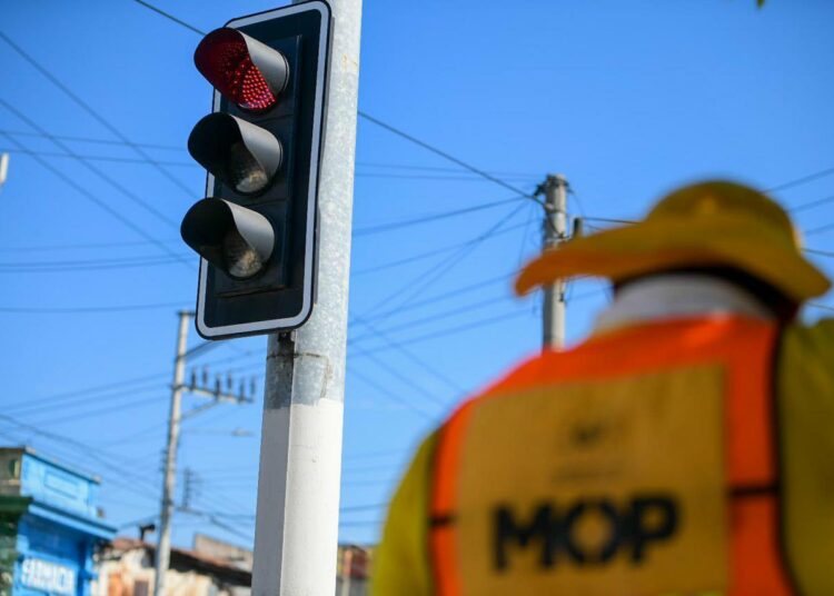 Inicia instalación de semáforos inteligentes en San Salvador